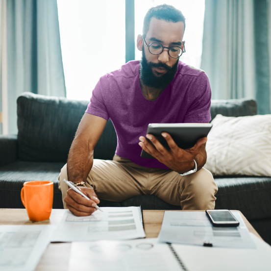 Man-budgeting-on-ipad