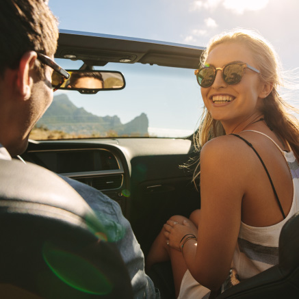 Young-woman-and-man-in-convertable